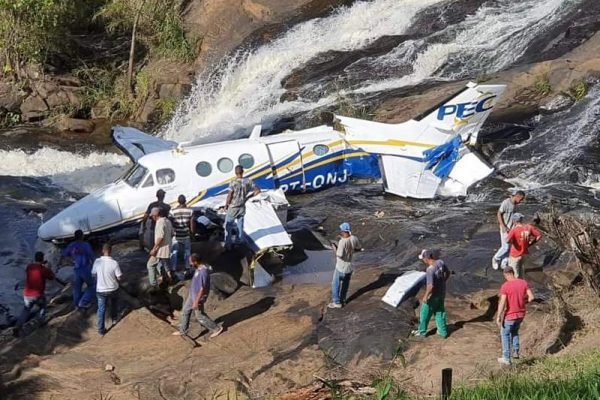 FAB coleta amostra de combustível que abasteceu avião de Marília Mendonça