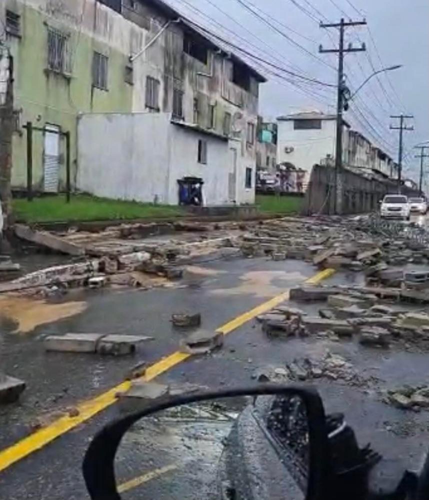 Temporal alaga ruas e destrói muro de condomínio em Camaçari