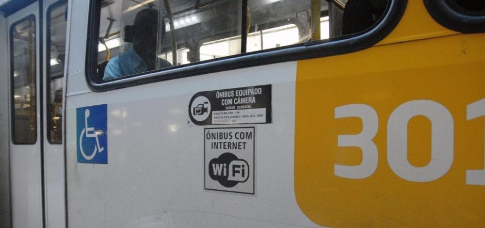 Cerca de 50 passageiros são vítimas de assalto a ônibus nesta segunda