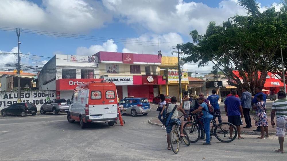 Homem se entrega à PM após ameaçar se jogar de prédio em Dias d’Ávila