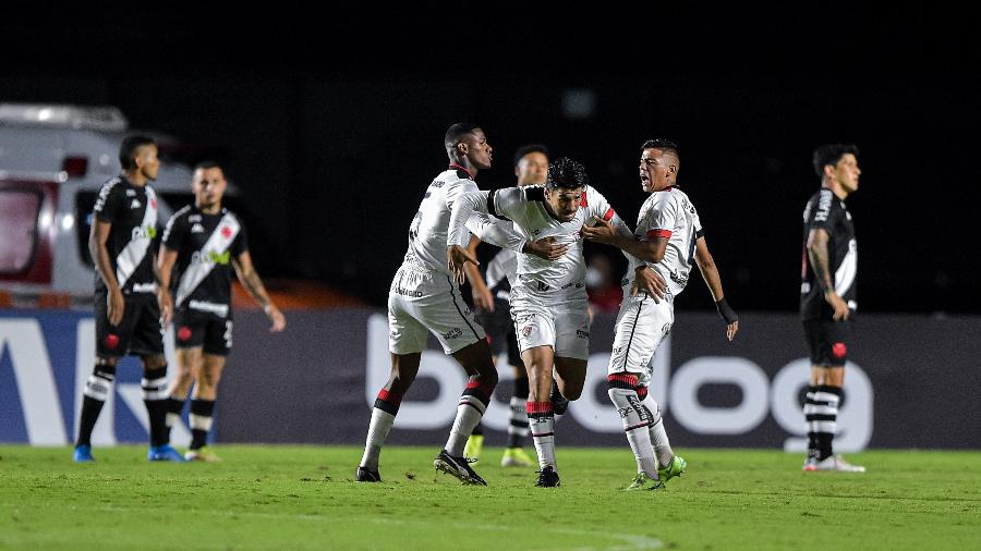 Vitória bate o Vasco em São Januário e aumenta chance de deixar Zona