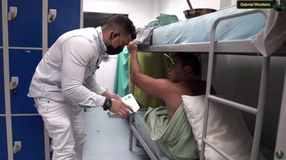 Gabriel Monteiro flagra médico dormindo em UPA e rebate G1 