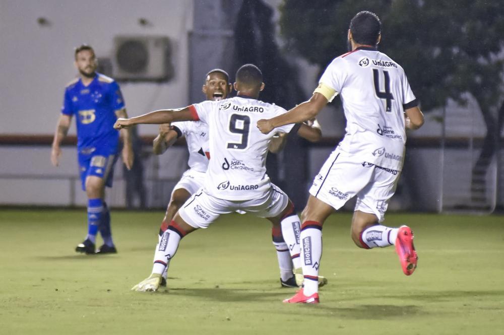  Vitória vence fácil o Cruzeiro e dorme fora da zona de rebaixamento