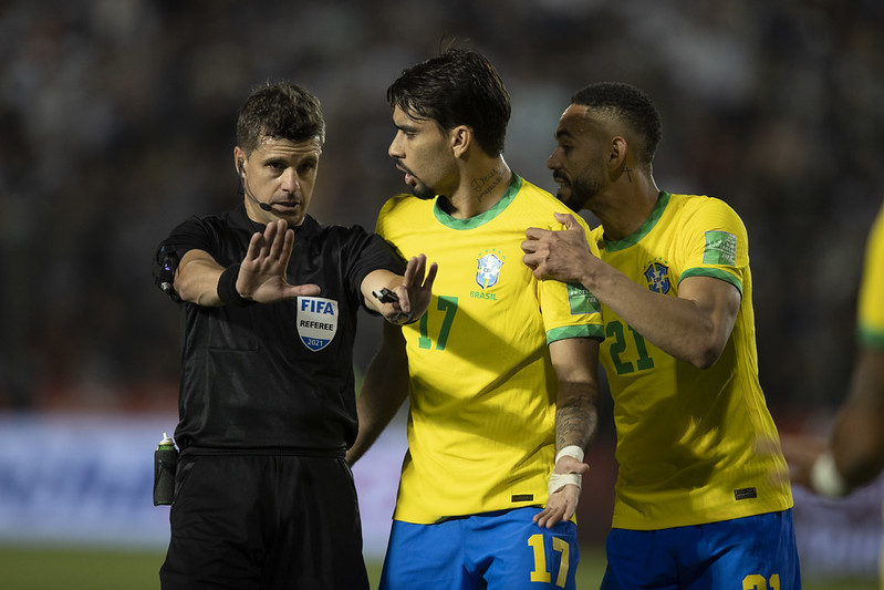 Conmebol suspende árbitro e VAR do clássico entre Argentina e Brasil