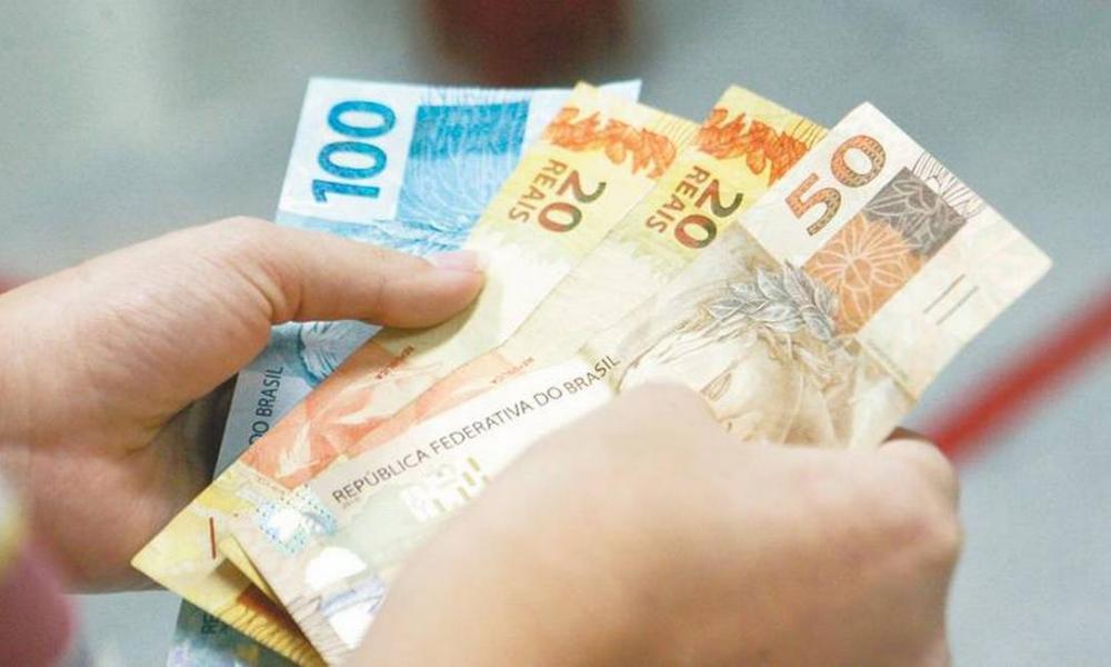 Salário mínimo em 2022 pode ir a R$ 1.210 após governo aumentar a expectativa para a inflação
