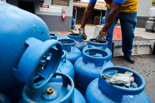 Projeto do Senado prevê reduzir gasolina a R$ 5; botijão de gás cairia a R$ 65