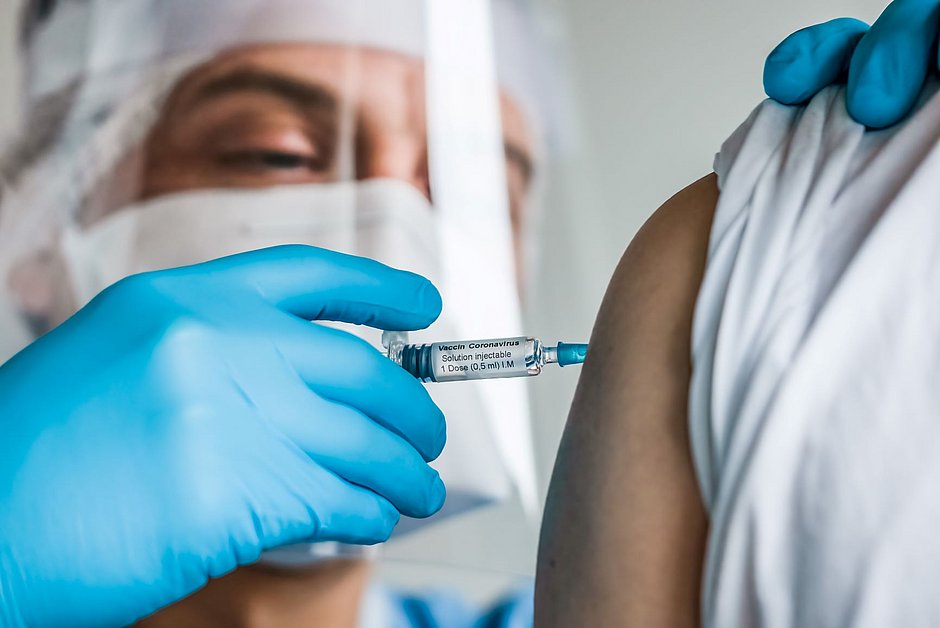 Pfizer e Moderna anunciam autorização da FDA para dose de reforço a maiores de 18
