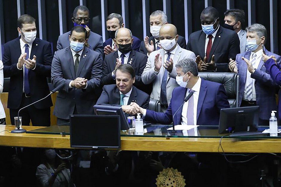 Pelas mãos de Lira, Bolsonaro recebe medalha Mérito Legislativo 2021