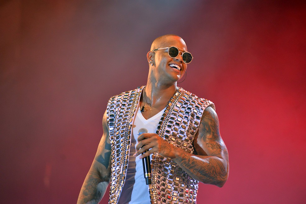 Léo Santana confirma volta do ‘Baile da Santinha’ em 2022
