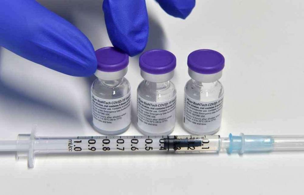 Pfizer vai testar eficácia de vacina contra nova variante de Covid-1
