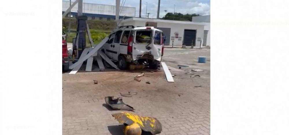 Cilindro de GNV estoura em carro e derruba teto de posto em Simões Filho; veja vídeo