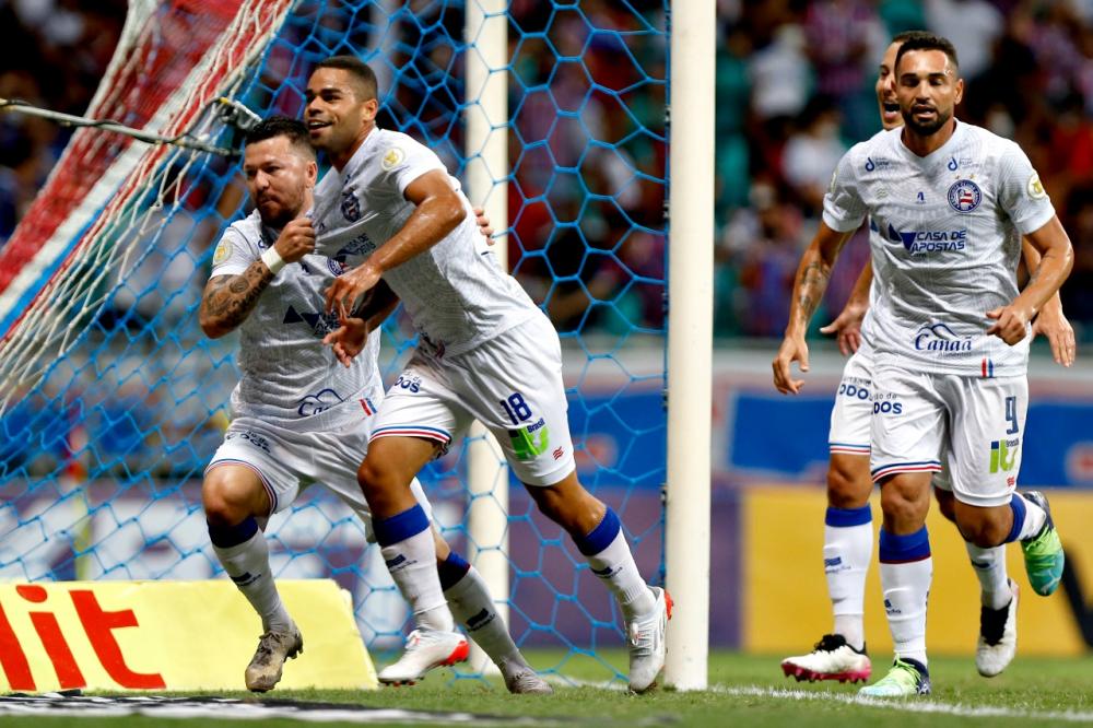 Com apoio da torcida, Bahia vence o Grêmio com facilidade e deixa a zona 