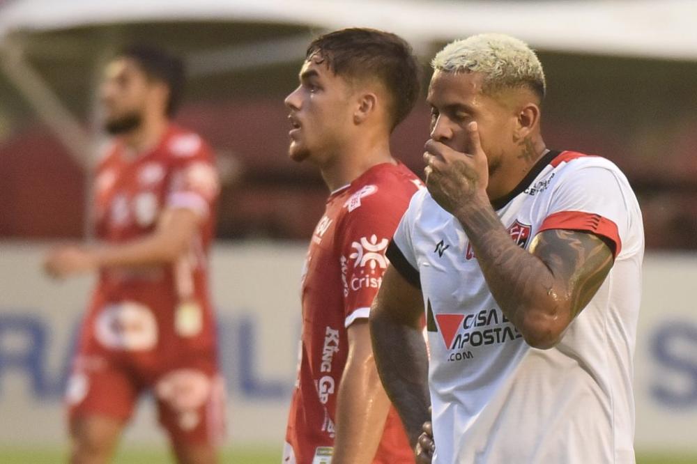 Vitória perde para o Vila Nova e é rebaixado para a Série C