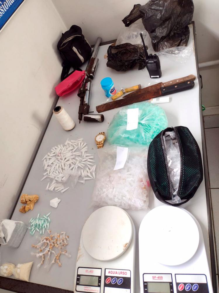 PM apreende drogas e arma após abordagem em festa de paredão 