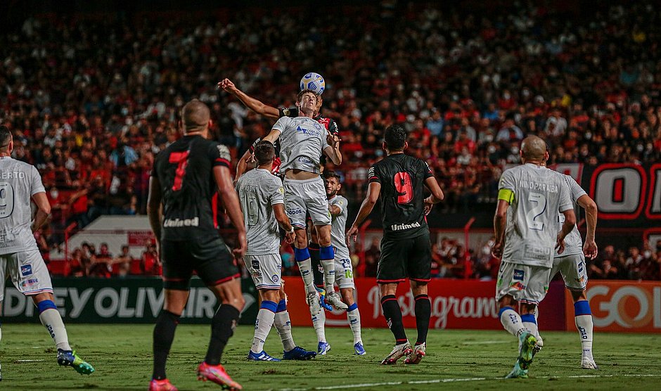 Bahia leva gol nos acréscimos, perde do Atlético-GO e se complica