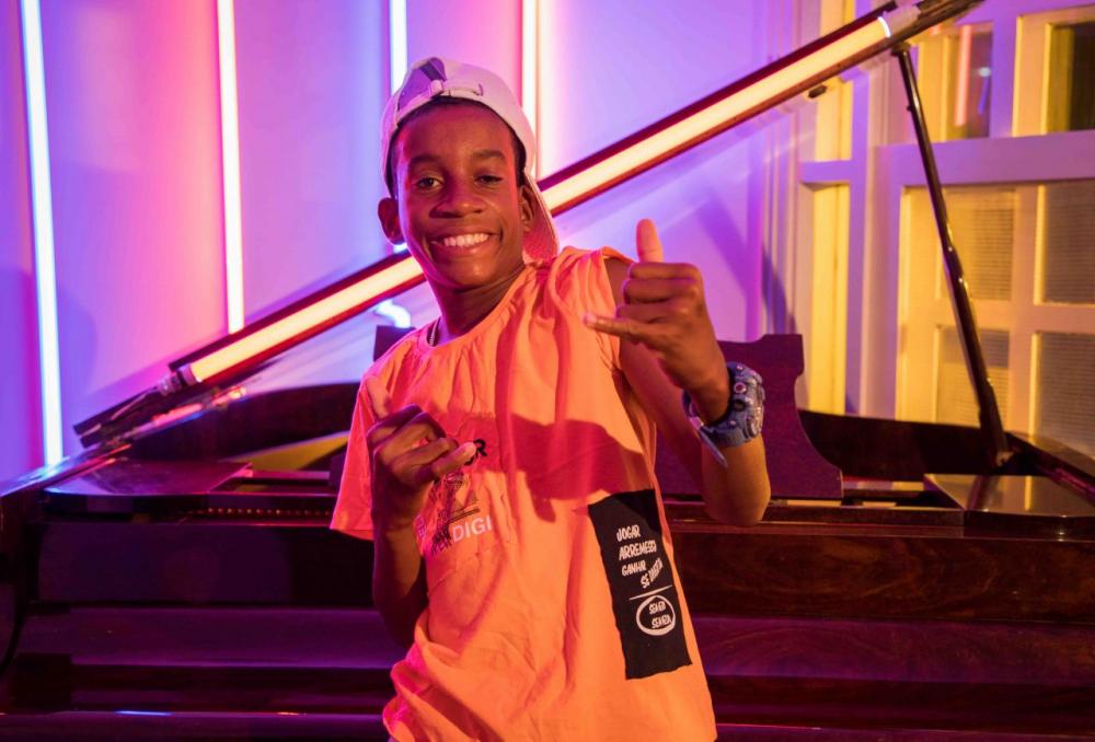 Cantor baiano Menor Nico, de 15 anos, é alvo de racismo: 'É pesado de ler'
