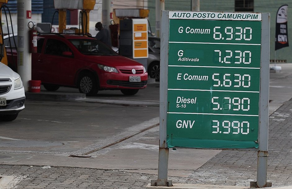 Mesmo sem reajuste da Petrobras, preço da gasolina chega a R$ 7,30 em Salvador