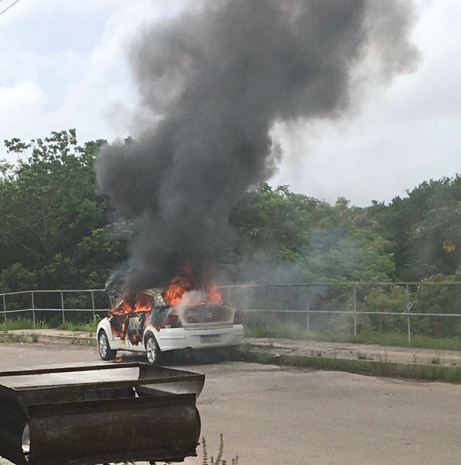 Carro pega fogo na entrada de condomínio em Mata de São João