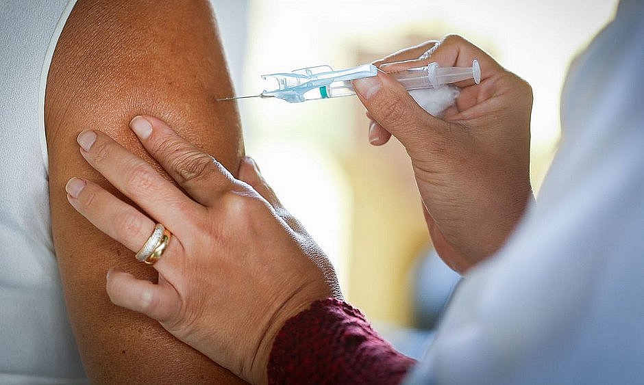 90% dos adultos brasileiros já tomaram a 1ª dose da vacina