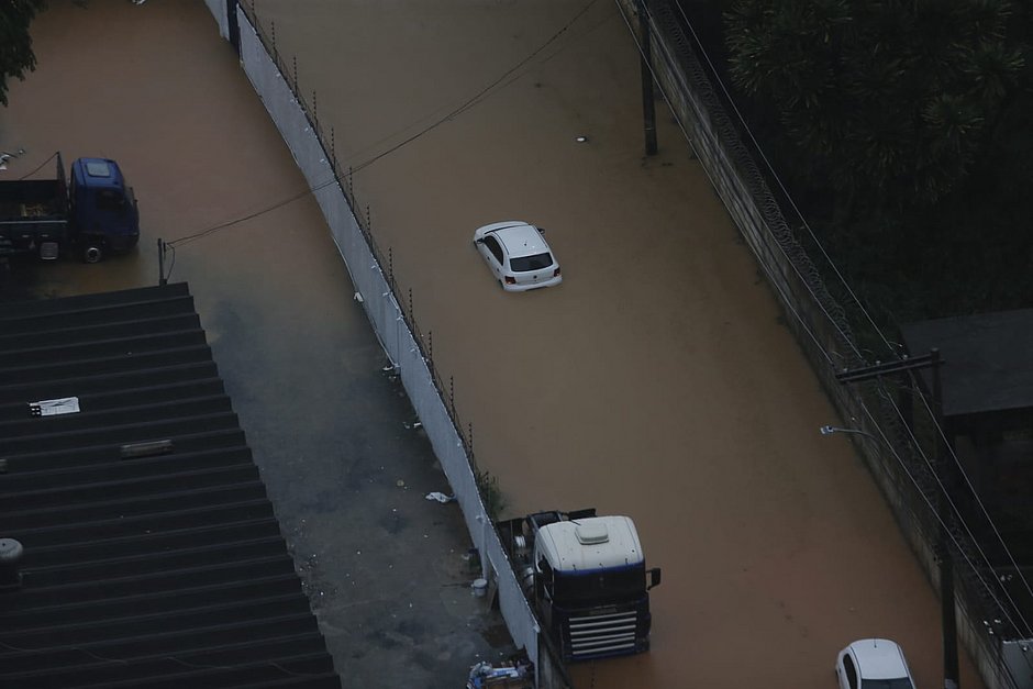 Forte chuva provoca alagamentos e deslizamentos de terra em Salvador