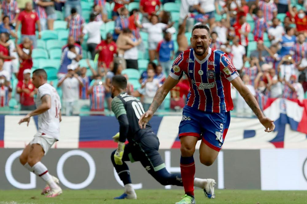 Gilberto brilha, Bahia vence o Fluminense e dorme fora da zona 