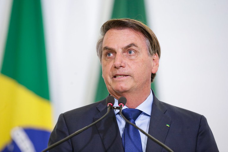 Jair Bolsonaro fala em assinar MP sobre passaporte da vacina