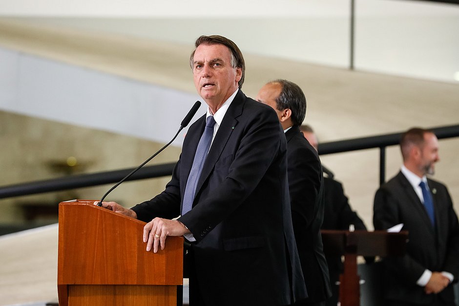 Bolsonaro defende que apenas governo federal decida sobre passaporte da vacina