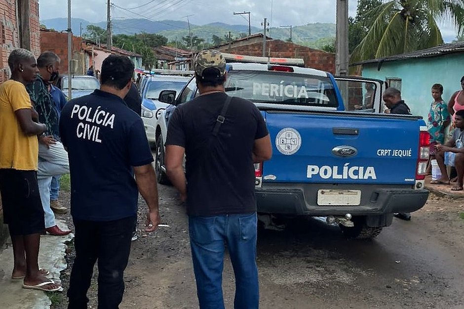 Dupla mata casal de idosos a pauladas para roubar aposentadoria em Jequié
