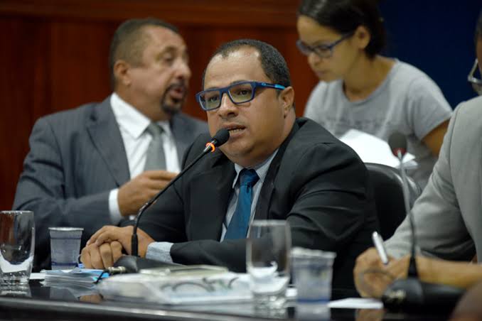 Com falta de medicamentos, prefeitura investe em curso de inteligência emocional para servidores, critica vereador