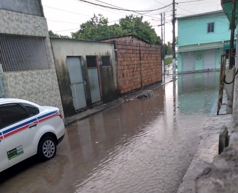 Após chuva, moradores reclamam de alagamento em rua no bairro Parque Petrópolis