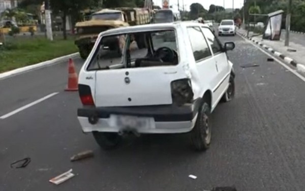 Baleado, homem morre após bater carro na Estrada do Côco