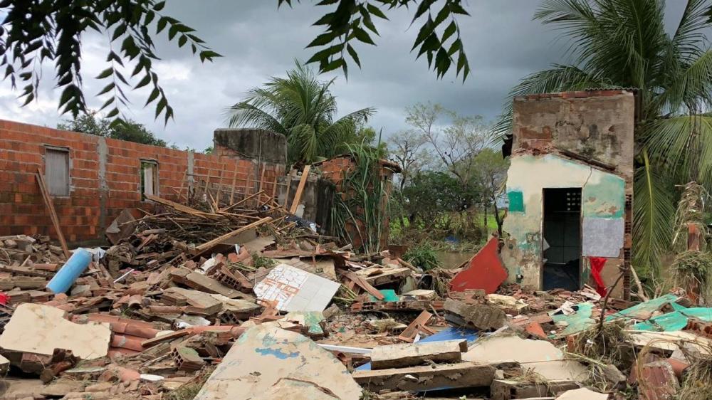 Chuva deixa mais de 500 famílias desabrigadas, prefeito isolado e distritos inundados em Jucuruçu