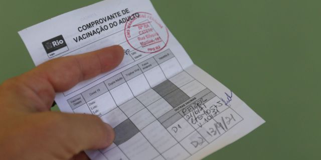 Governo sugere que países aceitem cartão de vacina físico de turistas brasileiros