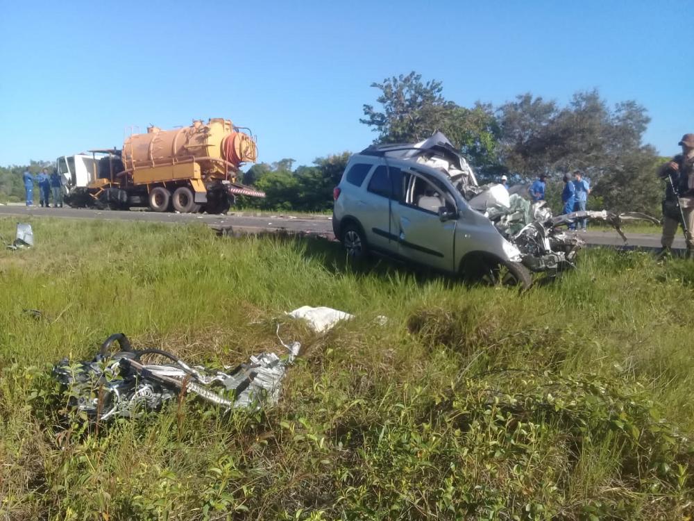 Motorista morre após acidente entre carro e caminhão da Embasa no Litoral de Mata
