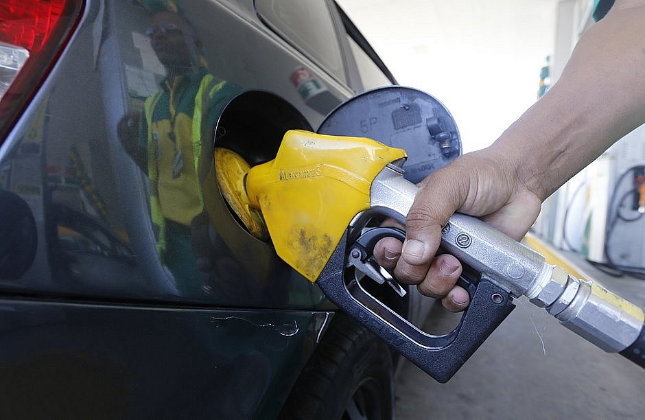 Petrobras reduz em 3% preço da gasolina, o equivalente a R$ 0,10