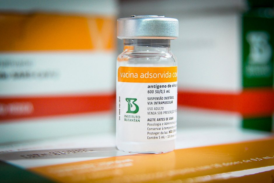 Duas doses da Coronavac induzem proteção inadequada contra Ômicron, indica estudo