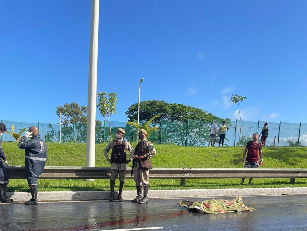 Jovem morre atropelado na Paralela; motorista fugiu sem prestar socorro