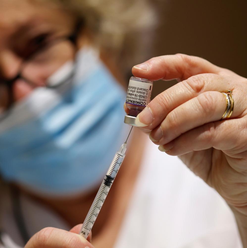 Duas doses da Coronavac e da Pfizer não conseguem conter ômicron, diz estudo