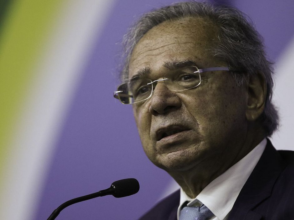 Paulo Guedes critica pressão por reajuste para servidores