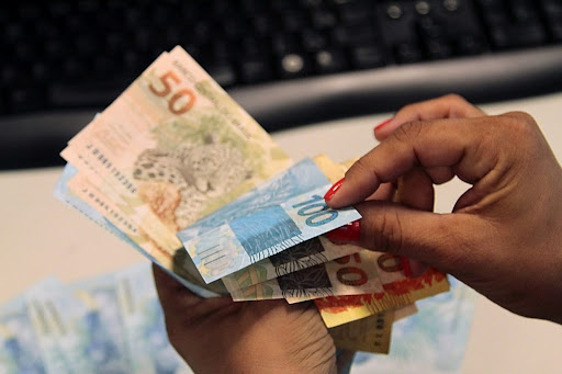 Segunda parcela do 13º salário deve ser paga até esta segunda