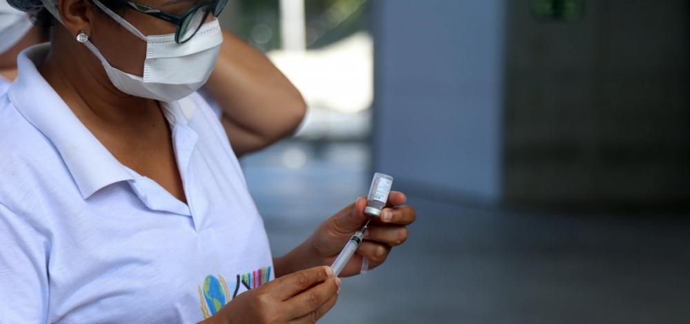 Saúde formaliza intervalo de quatro meses para dose de reforço da Covid