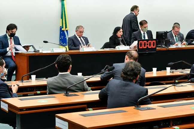 Congresso aprova Orçamento 2022 com R$ 4,9 bi para fundão e aumento a policiais