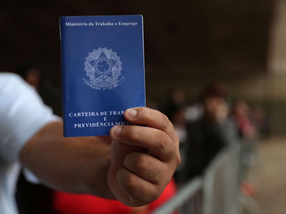Brasil cria 324 mil vagas de emprego com carteira assinada em novembro