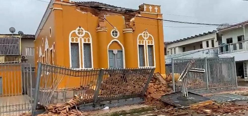 Estrutura de igreja centenária desaba após chuva e ventania no oeste da Bahia