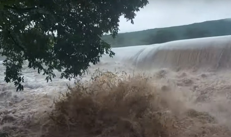 Barragem em Jussiape se rompe e prefeitura pede que moradores deixem suas casas