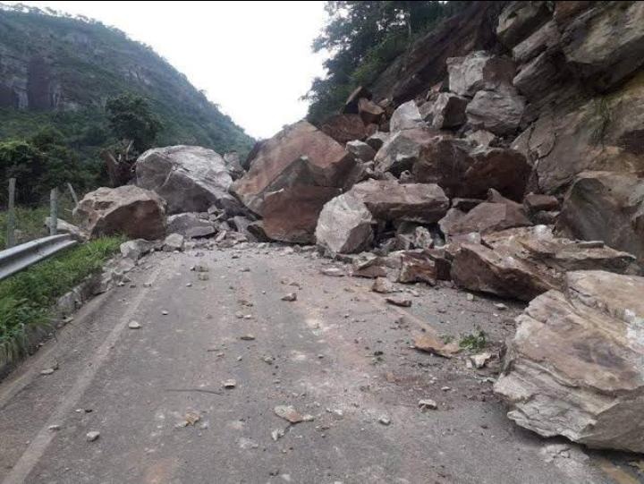 Pista da BR-430 é liberada após deslizamento de pedras
