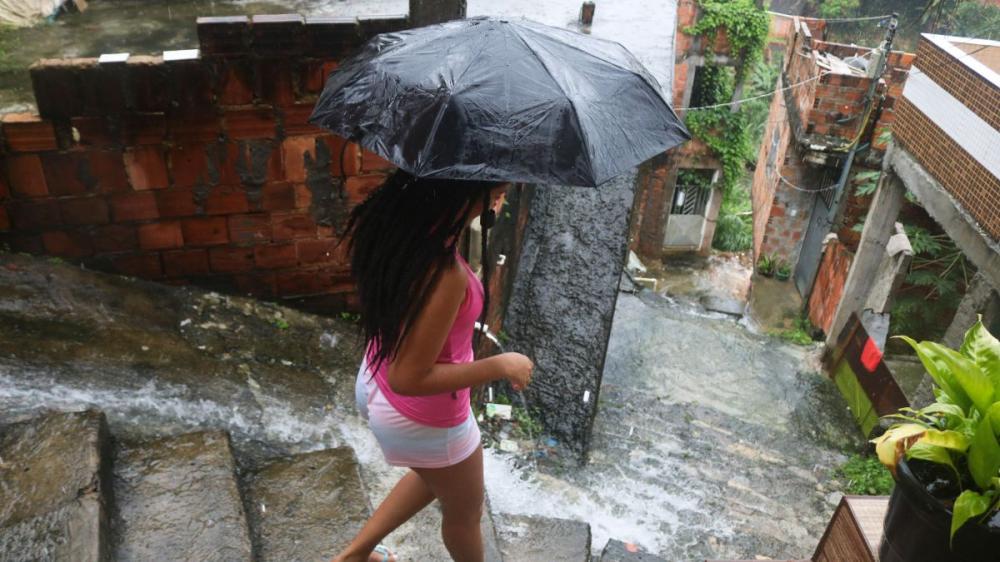 Após enchentes afetarem mais de 430 mil, sul da Bahia espera mais chuvas até 4ª