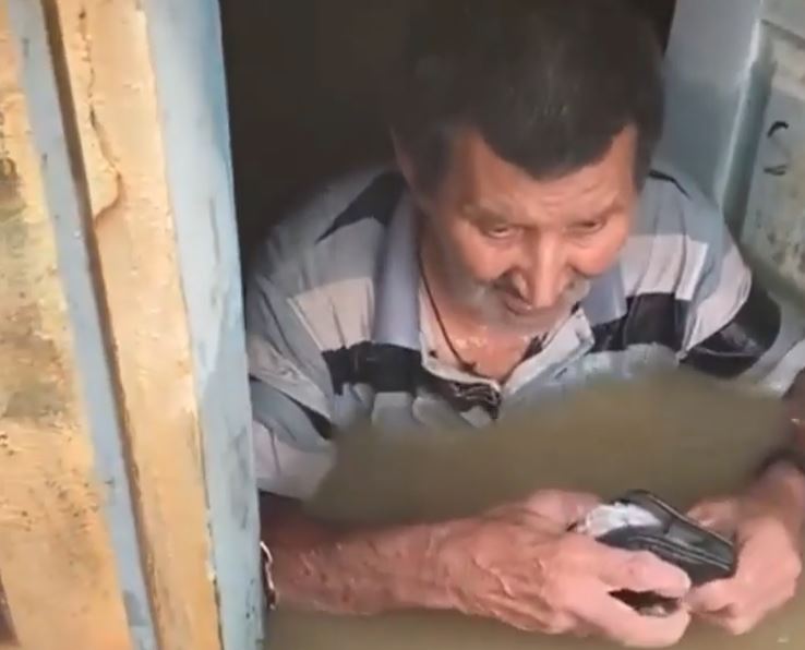 Idoso resgatado com a água no pescoço volta para casa em Itabuna