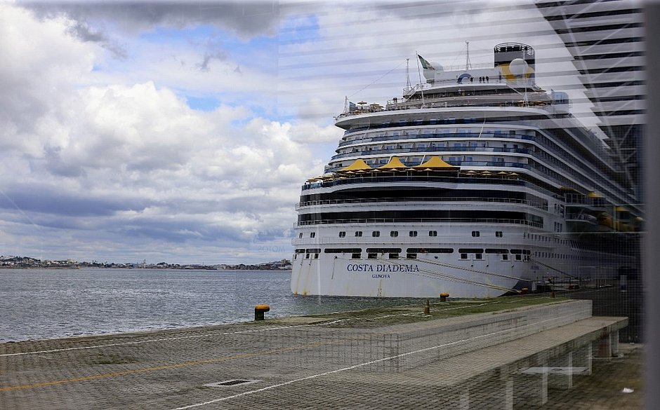 Navio de cruzeiro atraca na Bahia com 68 casos positivos após surto de Covid-19 