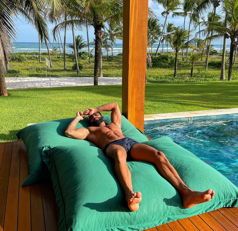 Após agenda intensa de Revéillon, Gusttavo Lima descansa em Praia do Forte 